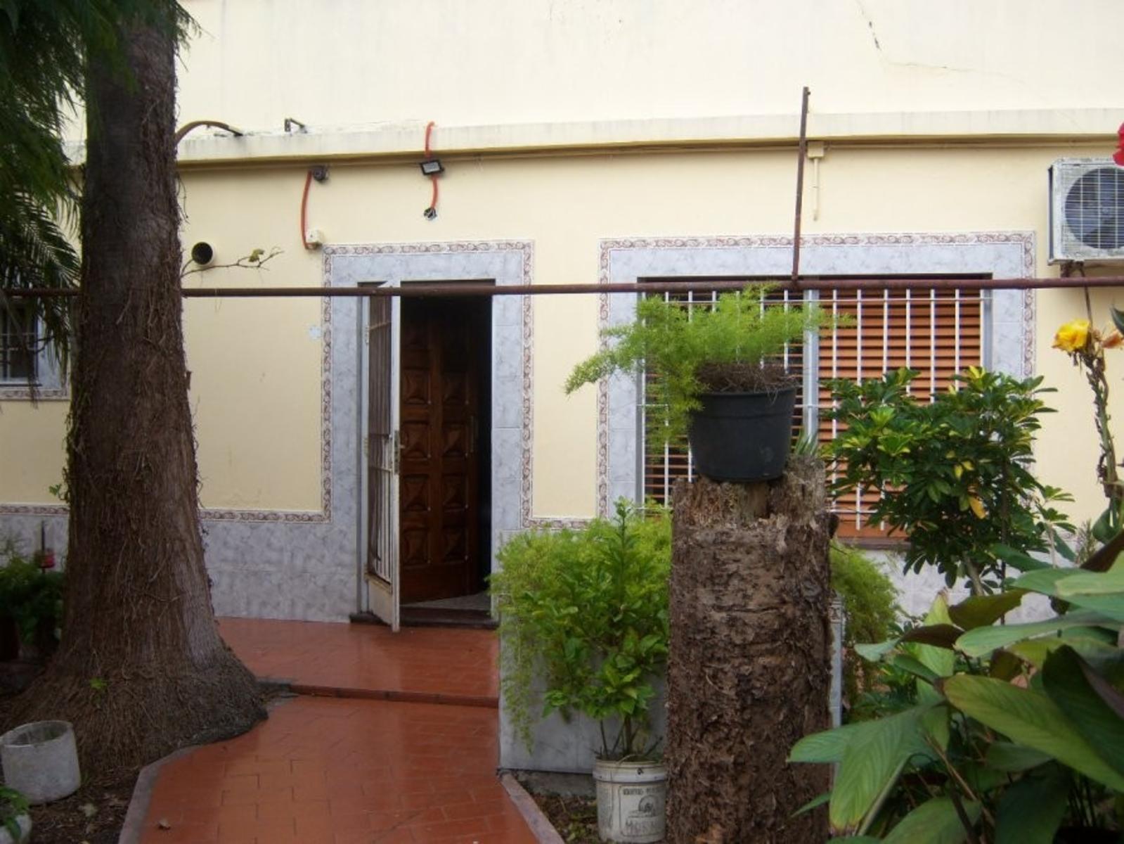 Casa de 4 Ambientes C/pque. Permuta. &quotSUSPENDIDA&quot — foto 3