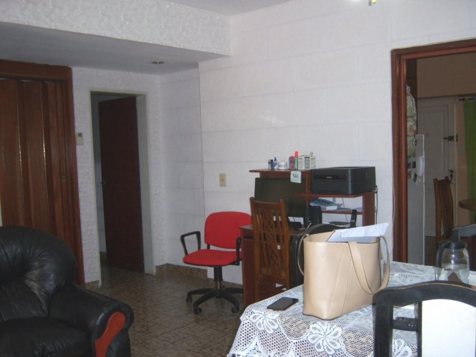 Casa de 4 Ambientes C/pque. Permuta. &quotSUSPENDIDA&quot — foto 10