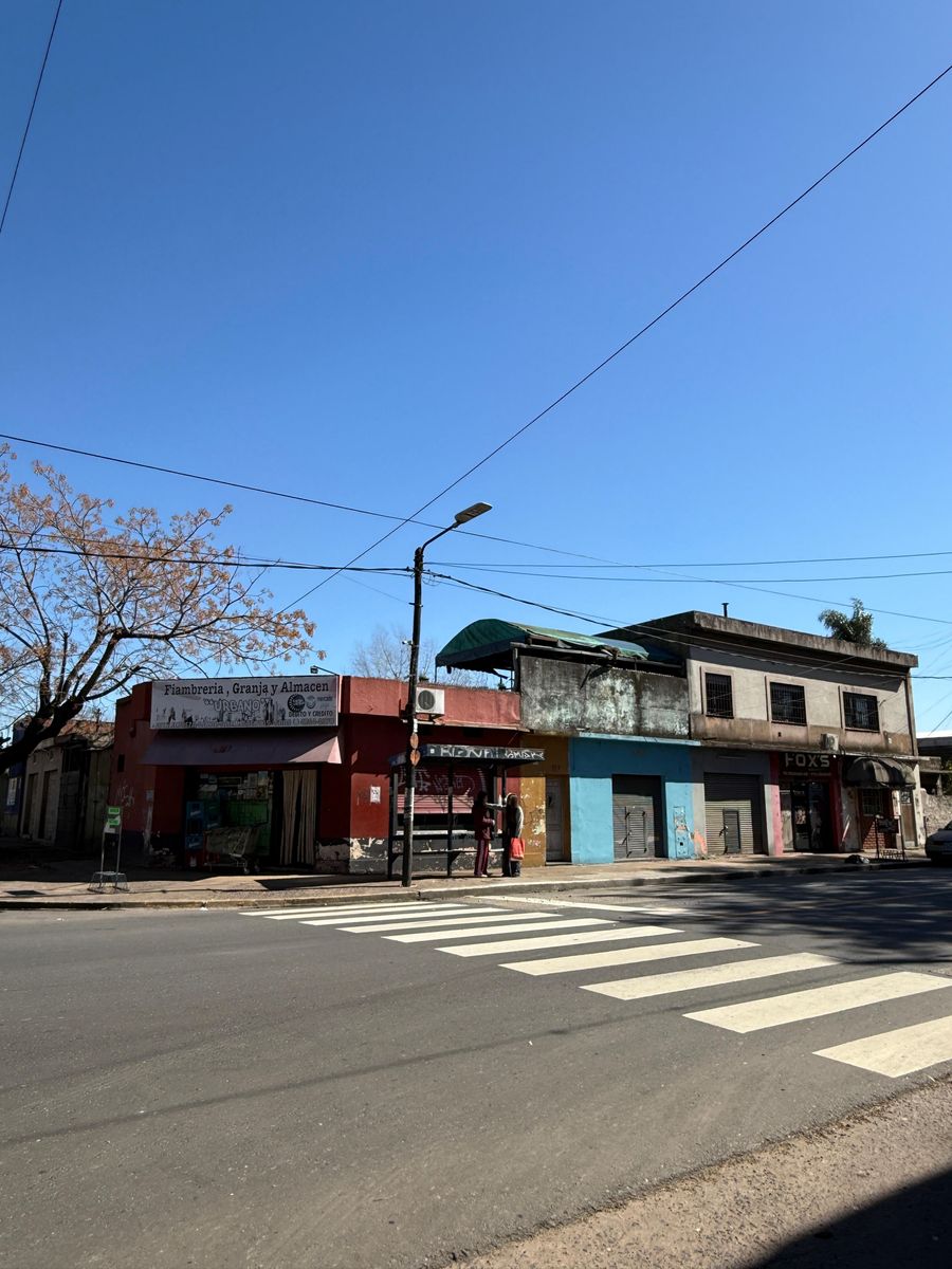 VIVIENDA CON LOCALES SOBRE LOTE EN ESQUINA DE 10X25.