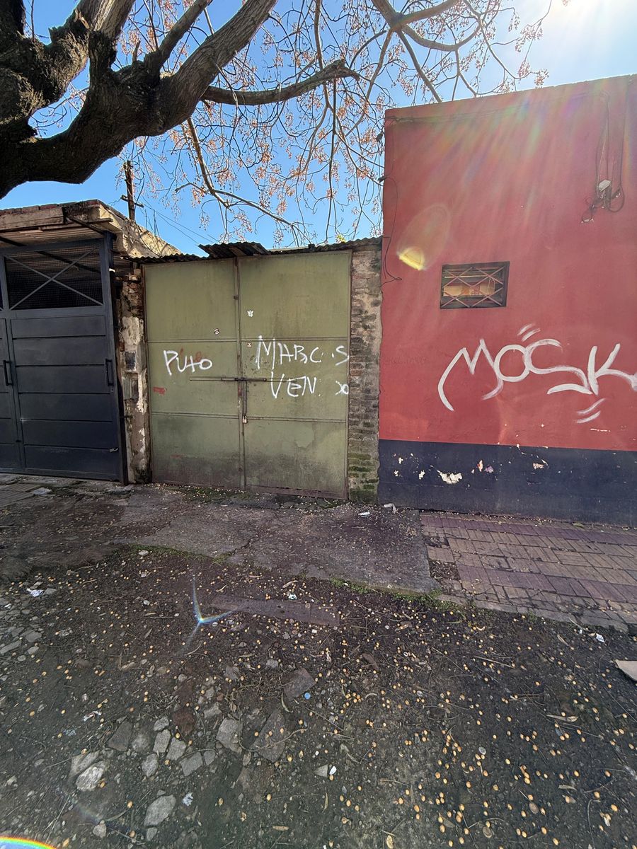 VIVIENDA CON LOCALES SOBRE LOTE EN ESQUINA DE 10X25. — foto 2