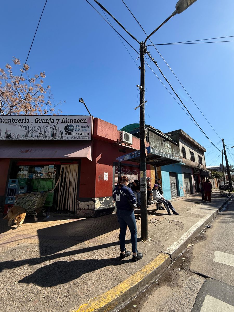 VIVIENDA CON LOCALES SOBRE LOTE EN ESQUINA DE 10X25. — foto 5