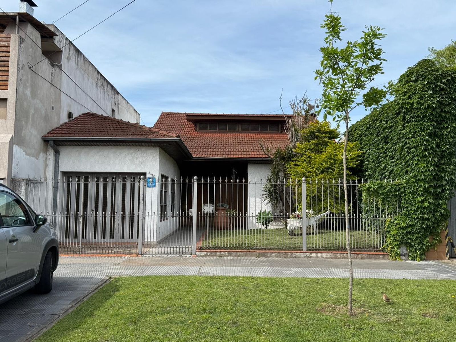 CHALET 3 AMBIENTES CON AMPLIO FONDO. APTO CREDITO.