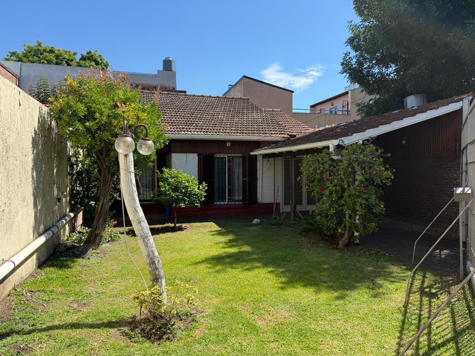 CASA 4 AMBIENTES CON COCHERA Y PATIO — foto 2