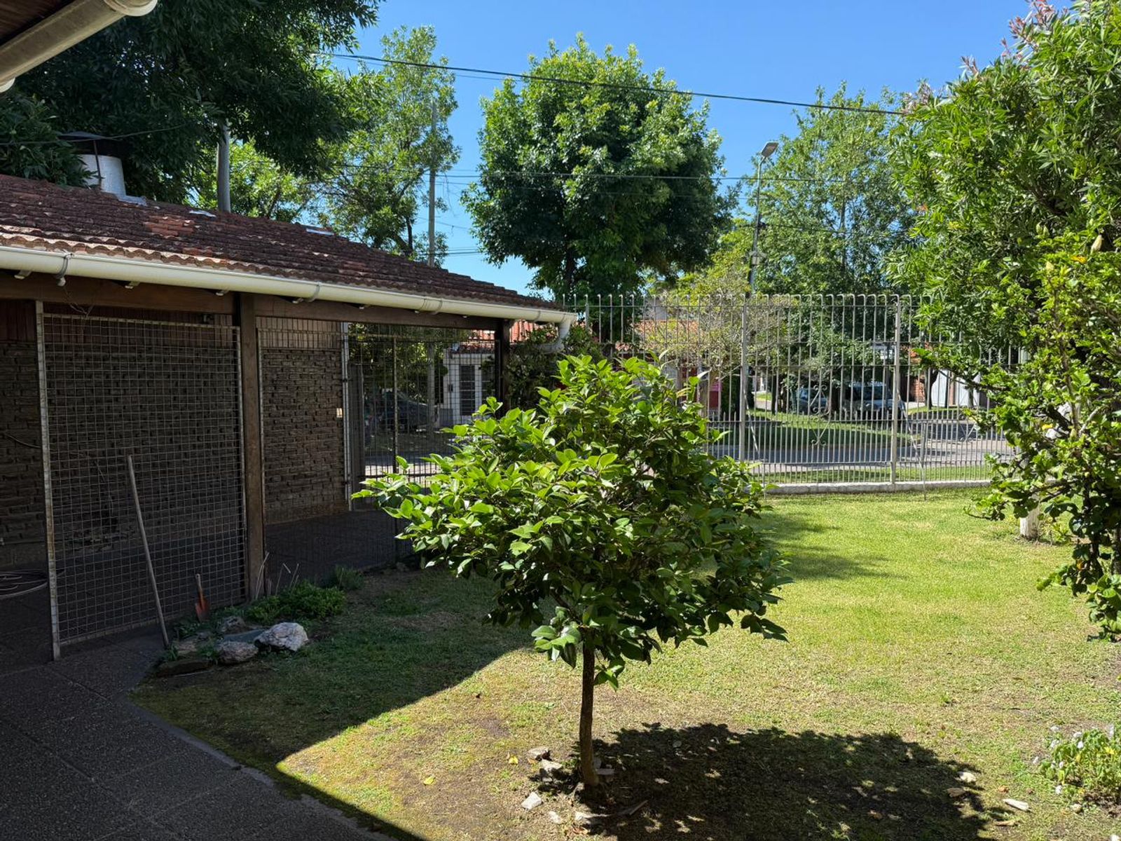 CASA 4 AMBIENTES CON COCHERA Y PATIO — foto 3