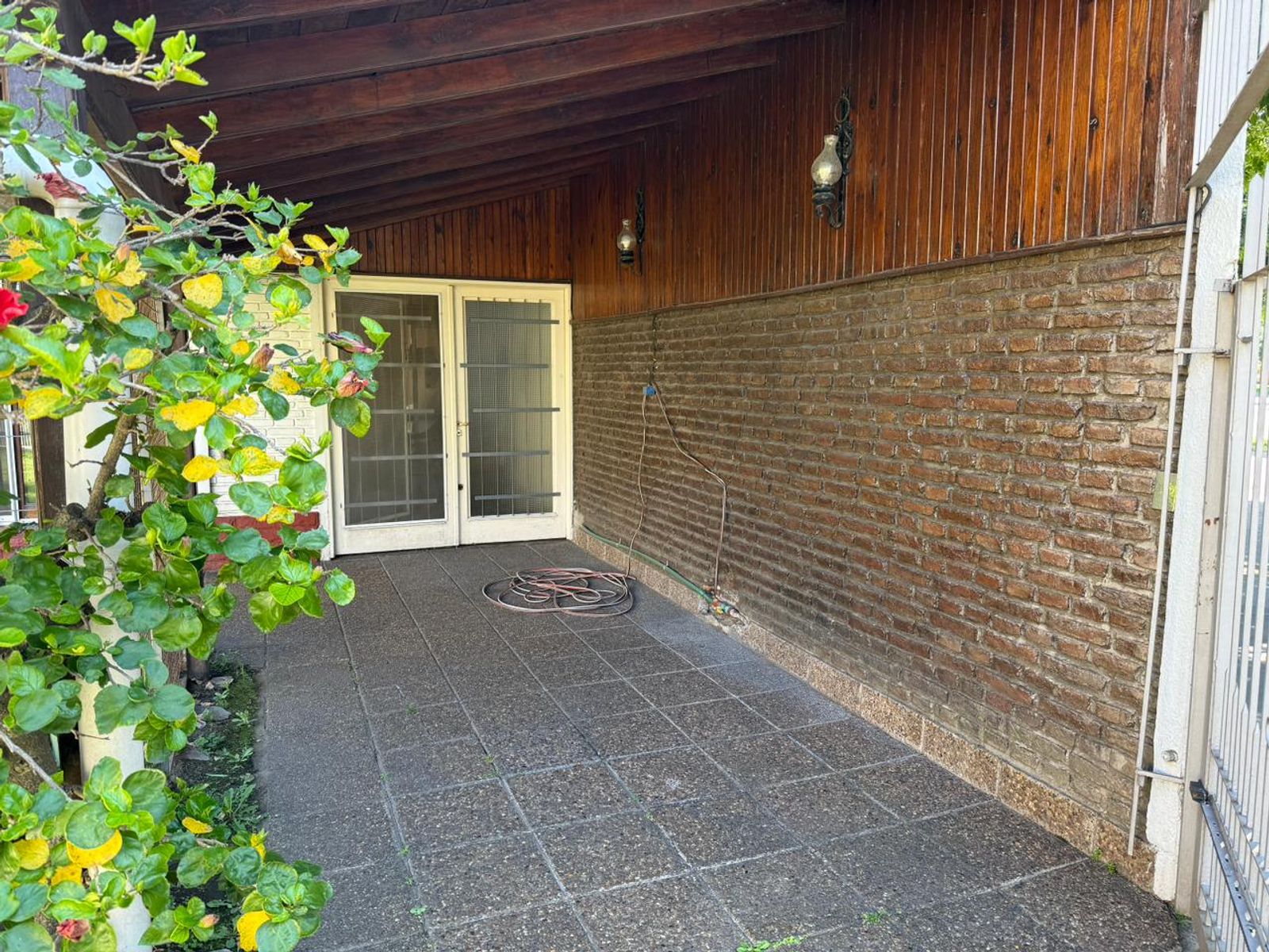 CASA 4 AMBIENTES CON COCHERA Y PATIO — foto 4