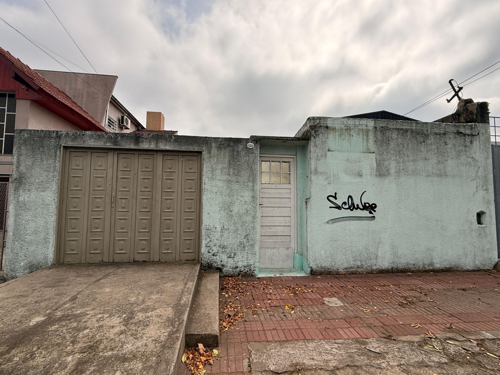 CASA SOBRE LOTE 8,66x39 CON COCHERA, JARDIN Y PARQUE — foto 2