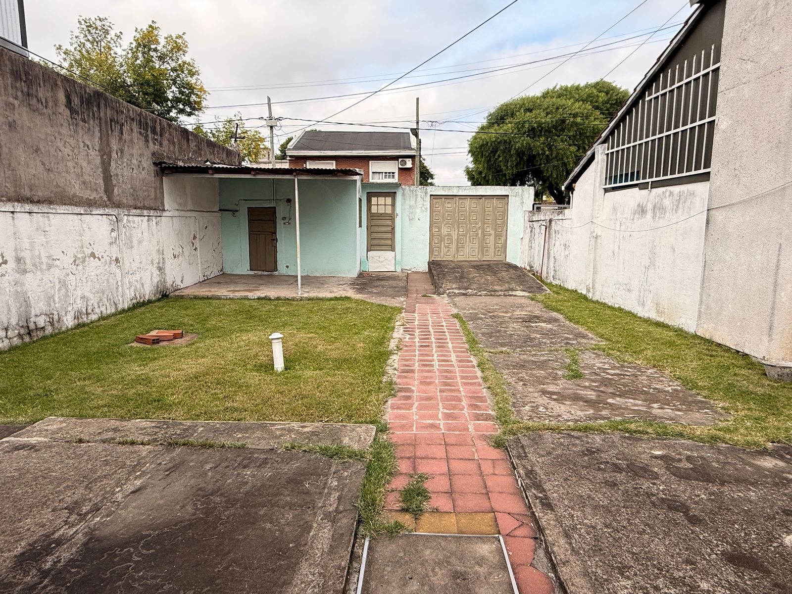 CASA SOBRE LOTE 8,66x39 CON COCHERA, JARDIN Y PARQUE — foto 4
