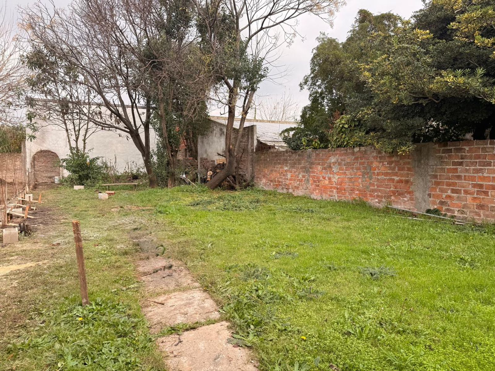 CASA, LOCAL, DEPOSITO, SOBRE AMPLIO LOTE - 12