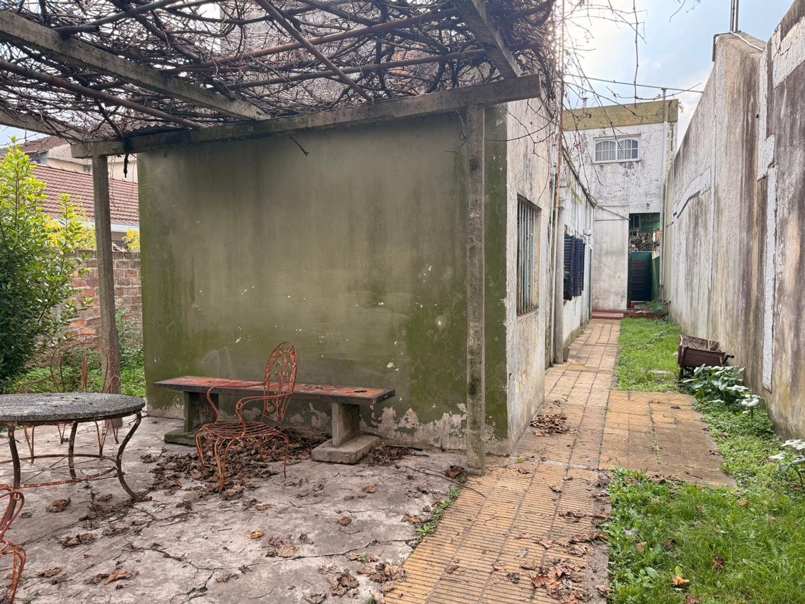 CASA, LOCAL, DEPOSITO, SOBRE AMPLIO LOTE - 15