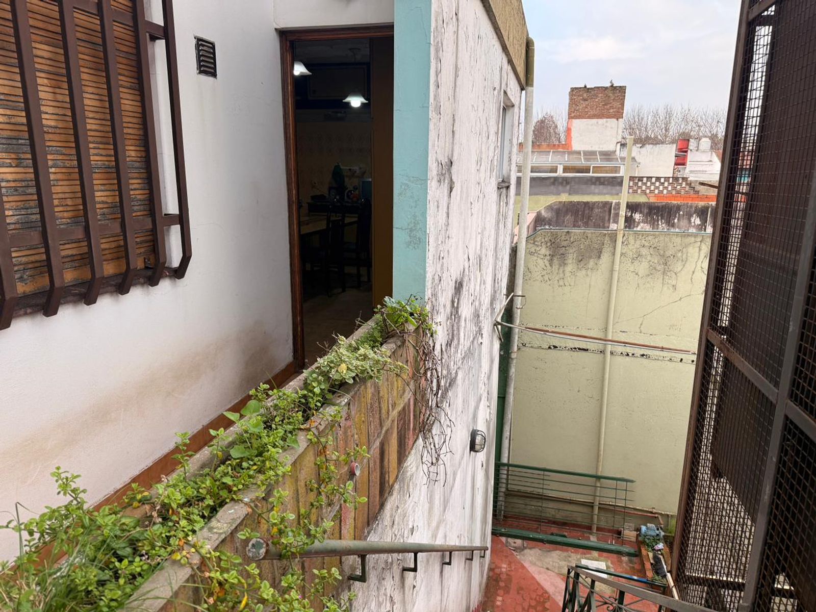 CASA, LOCAL, DEPOSITO, SOBRE AMPLIO LOTE - 21