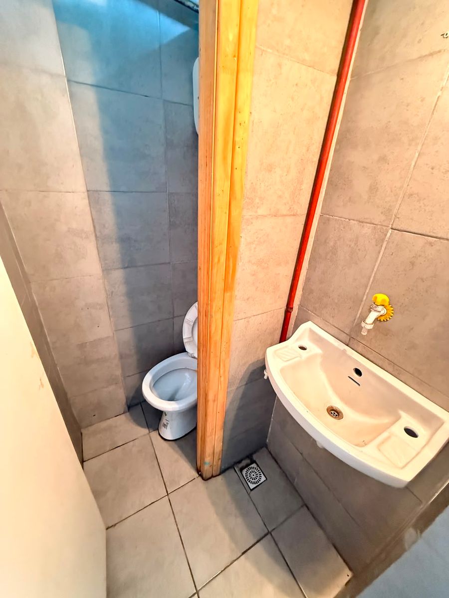 LOCAL COMERCIAL DE 3x4mts CON BAÑO. - 8