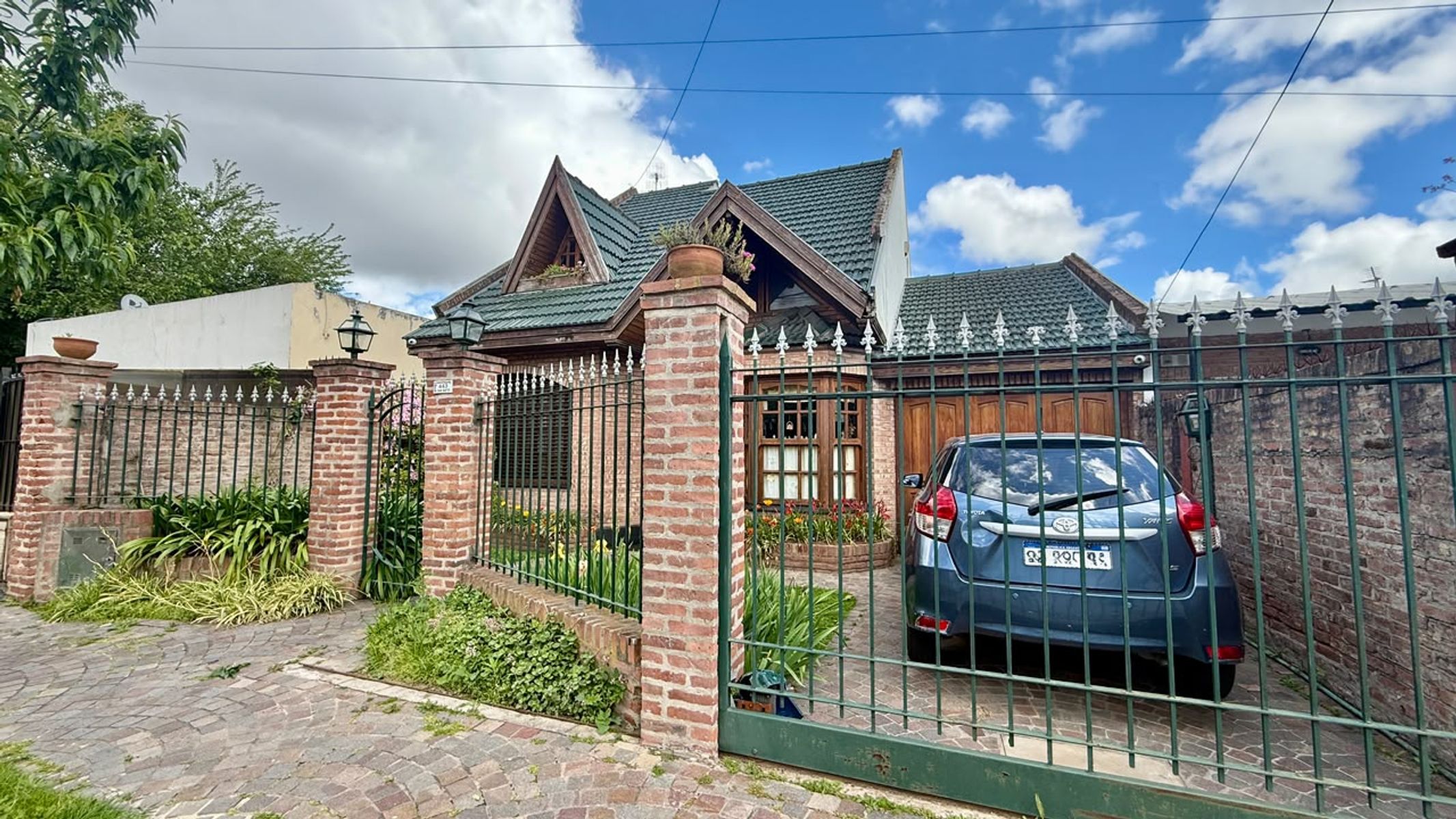 CHALET 4 AMBIENTES CON COCHERA, FONDO Y PILETA. LOTE 9,53x40 mts. - 3