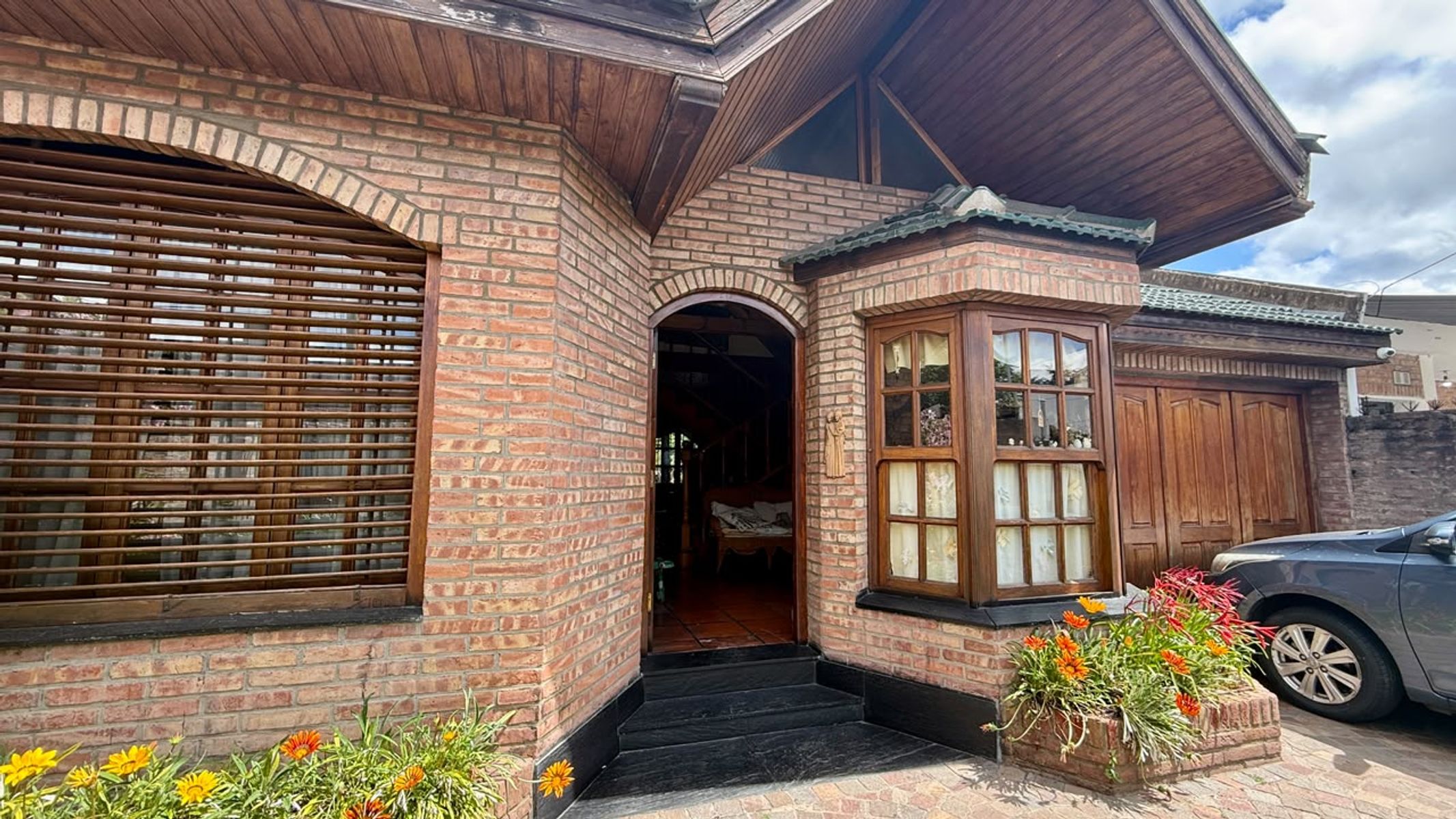 CHALET 4 AMBIENTES CON COCHERA, FONDO Y PILETA. LOTE 9,53x40 mts. - 4