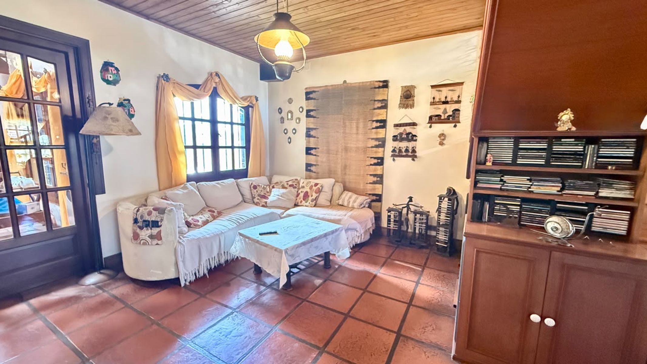 CHALET 4 AMBIENTES CON COCHERA, FONDO Y PILETA. LOTE 9,53x40 mts. - 9