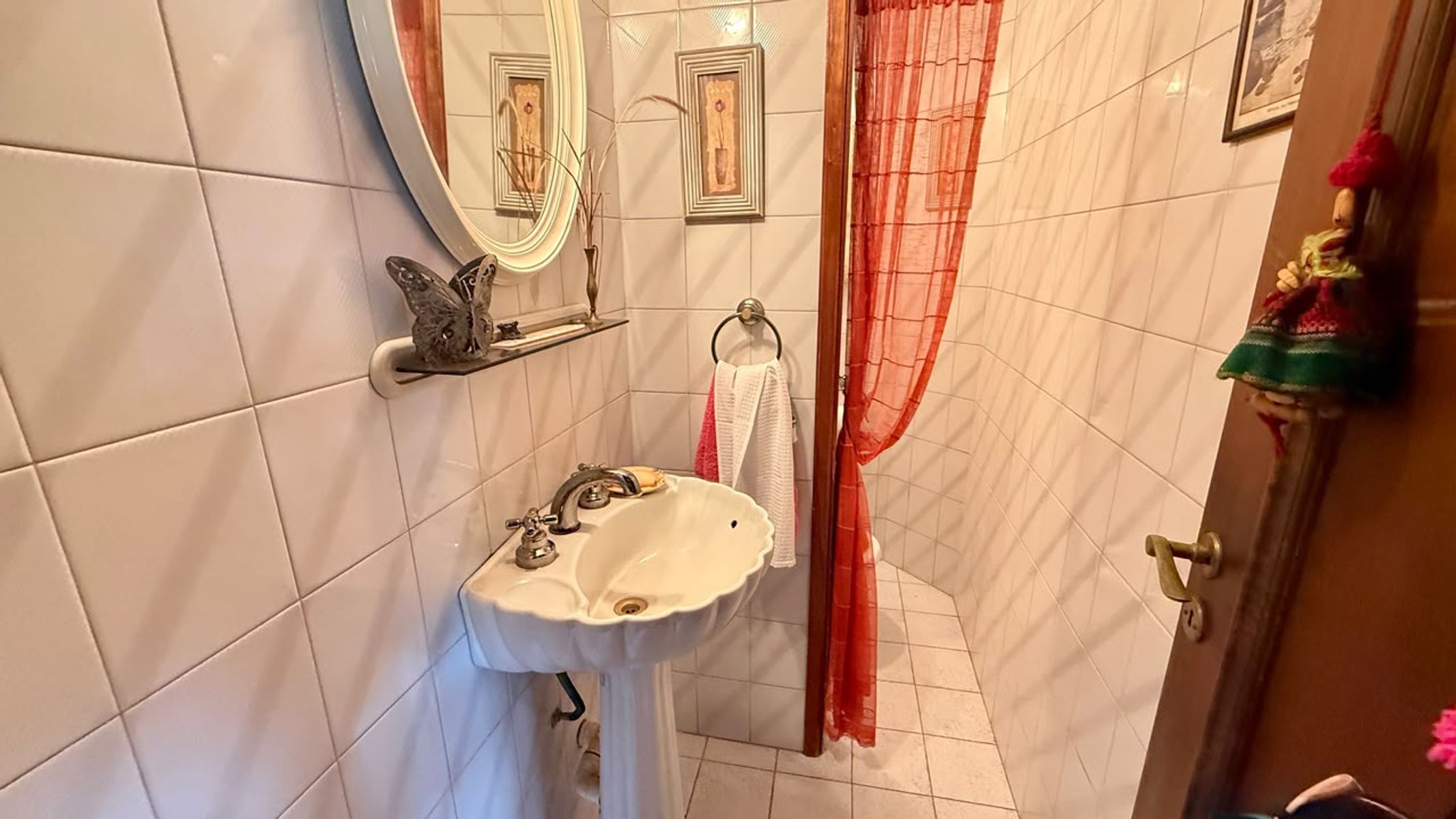 CHALET 4 AMBIENTES CON COCHERA, FONDO Y PILETA. LOTE 9,53x40 mts. - 11