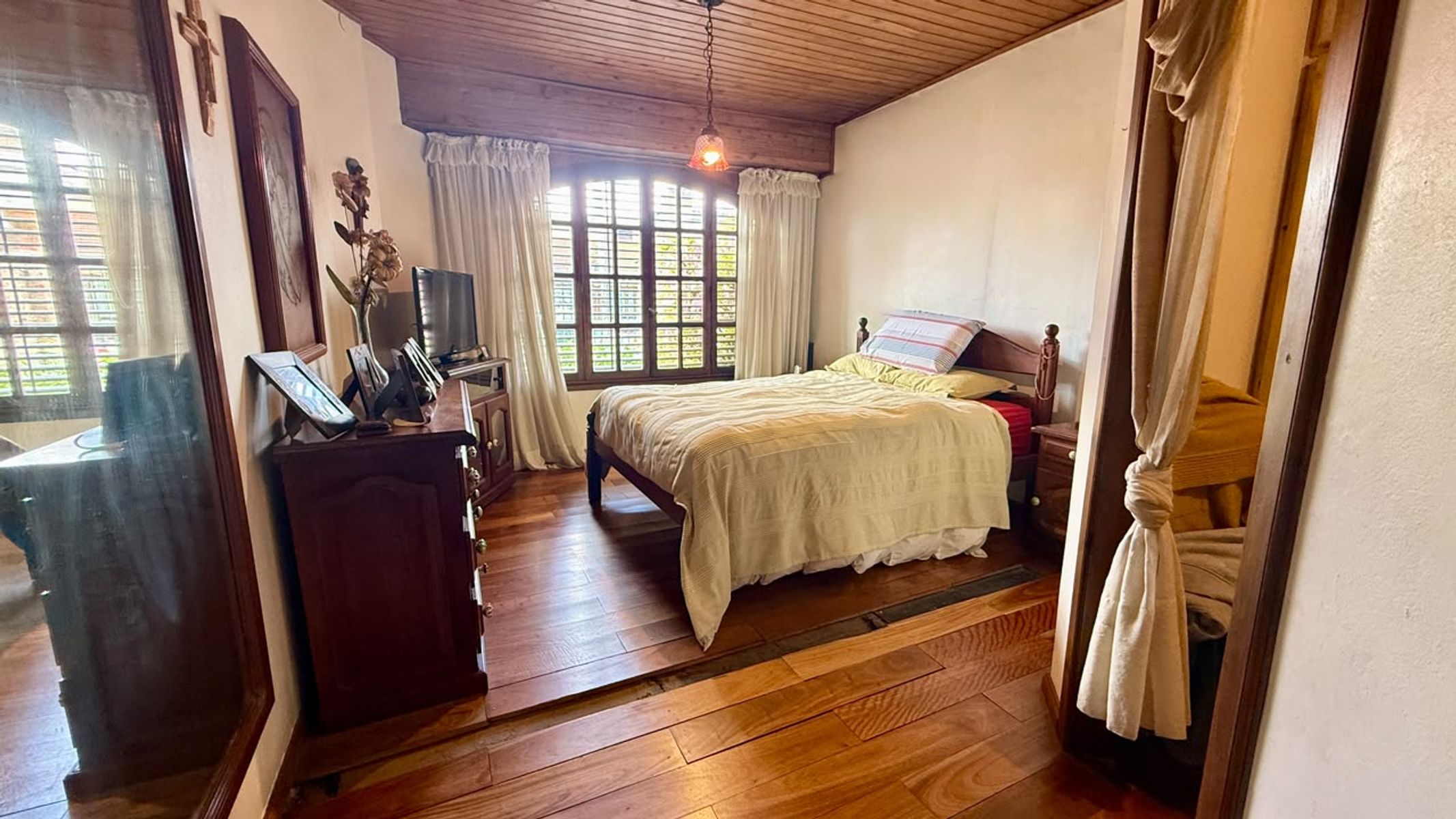 CHALET 4 AMBIENTES CON COCHERA, FONDO Y PILETA. LOTE 9,53x40 mts. - 14