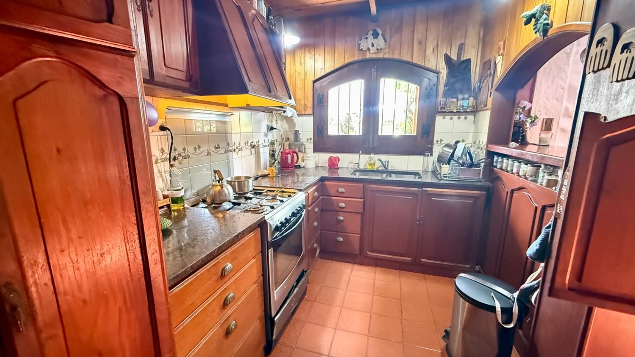 CHALET 4 AMBIENTES CON COCHERA, FONDO Y PILETA. LOTE 9,53x40 mts. - 24
