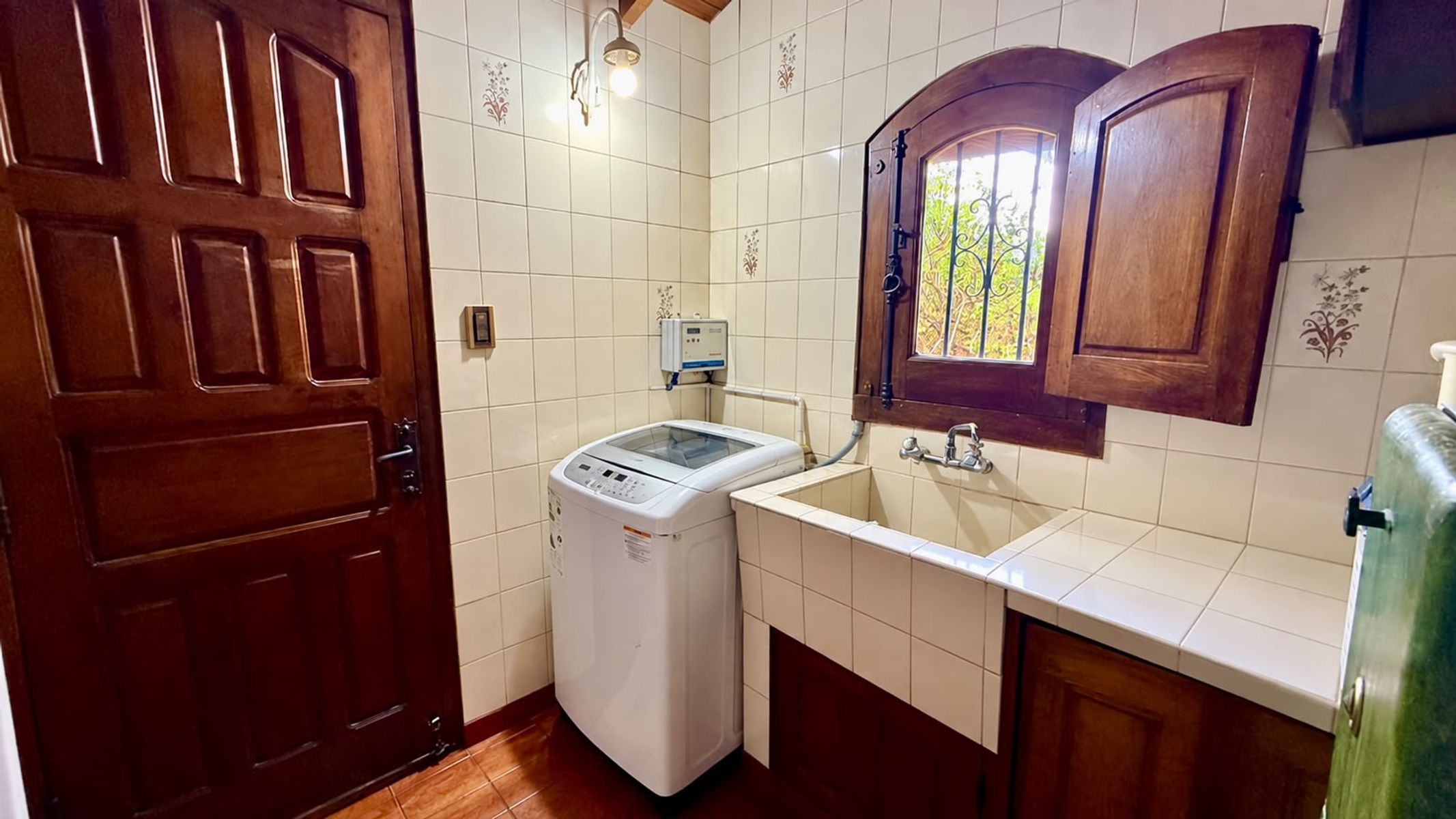 CHALET 4 AMBIENTES CON COCHERA, FONDO Y PILETA. LOTE 9,53x40 mts. - 29