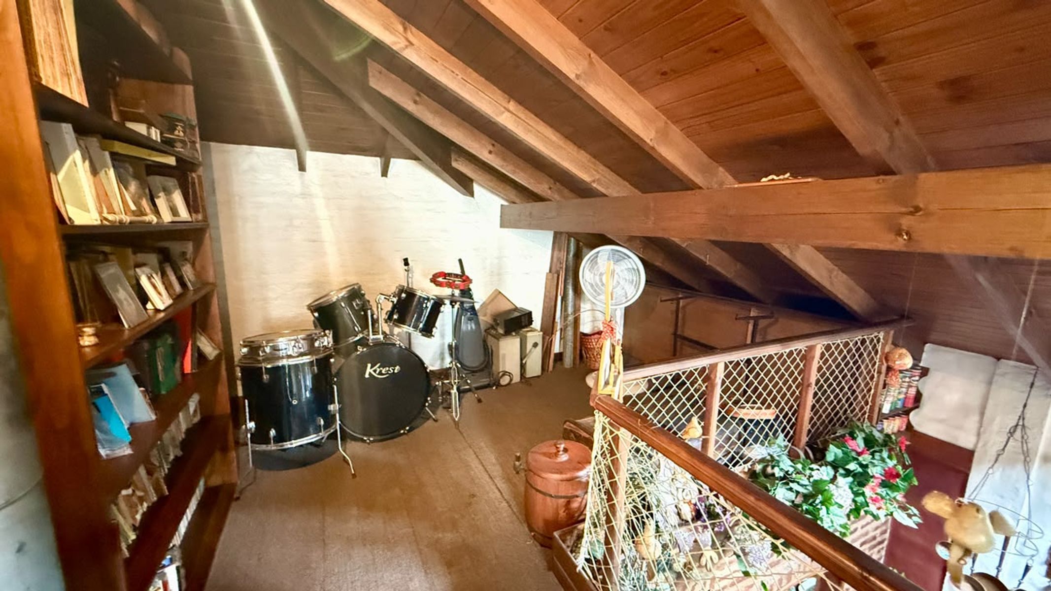CHALET 4 AMBIENTES CON COCHERA, FONDO Y PILETA. LOTE 9,53x40 mts. - 31