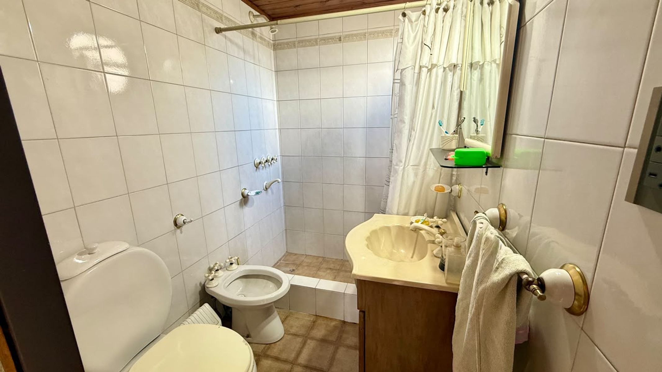 CHALET 4 AMBIENTES CON COCHERA, FONDO Y PILETA. LOTE 9,53x40 mts. - 38