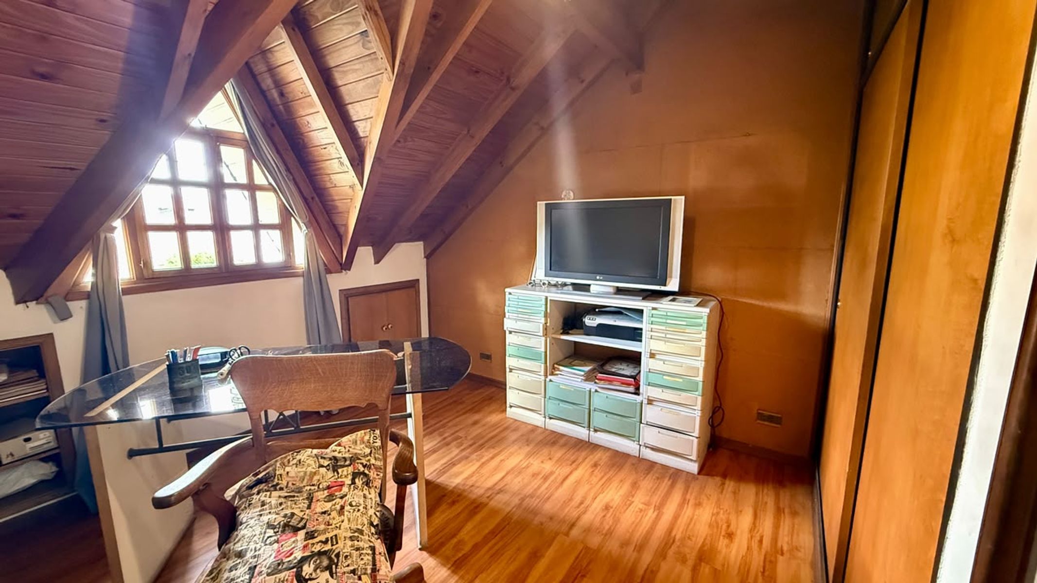 CHALET 4 AMBIENTES CON COCHERA, FONDO Y PILETA. LOTE 9,53x40 mts. - 40