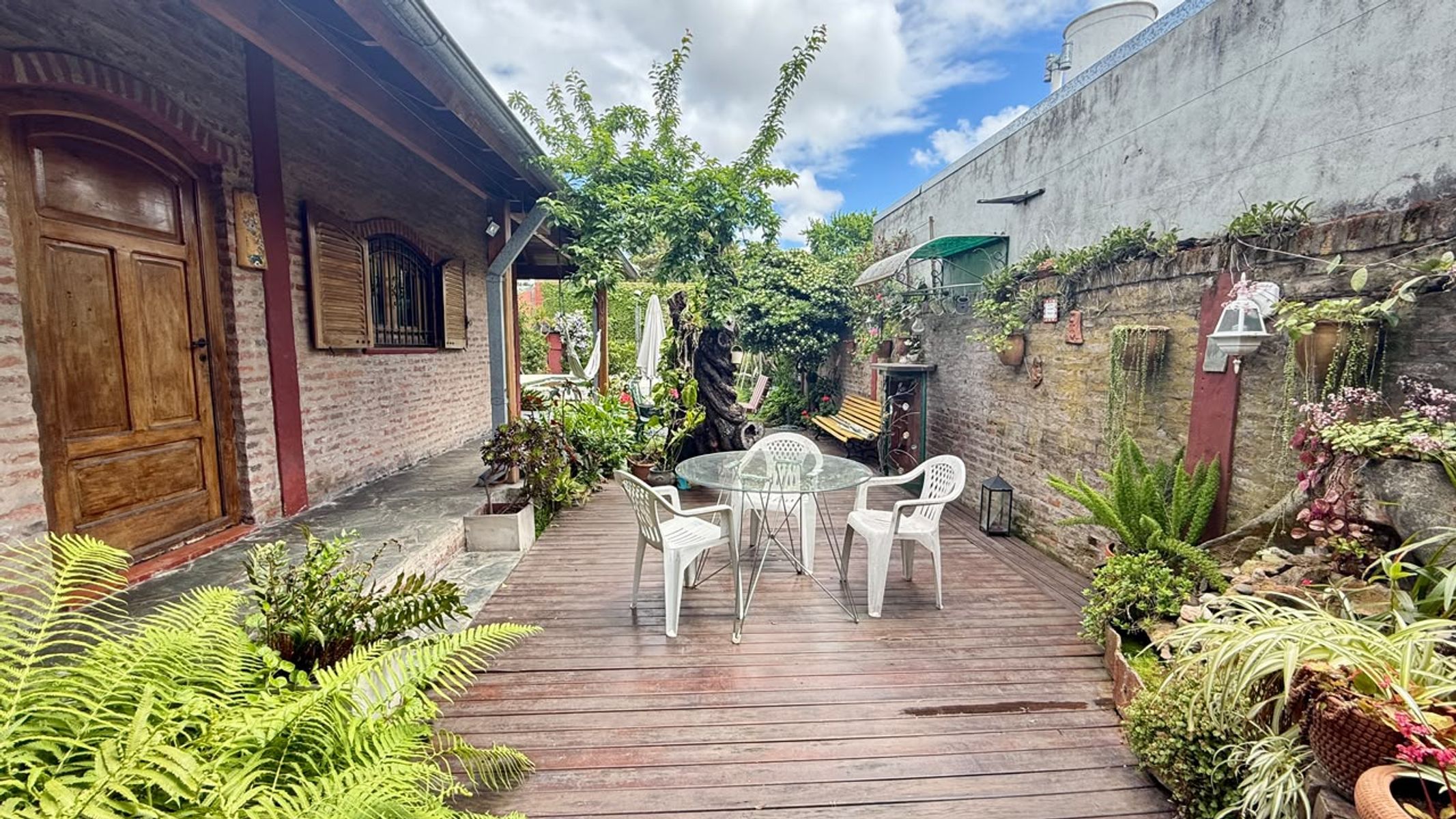 CHALET 4 AMBIENTES CON COCHERA, FONDO Y PILETA. LOTE 9,53x40 mts. - 45