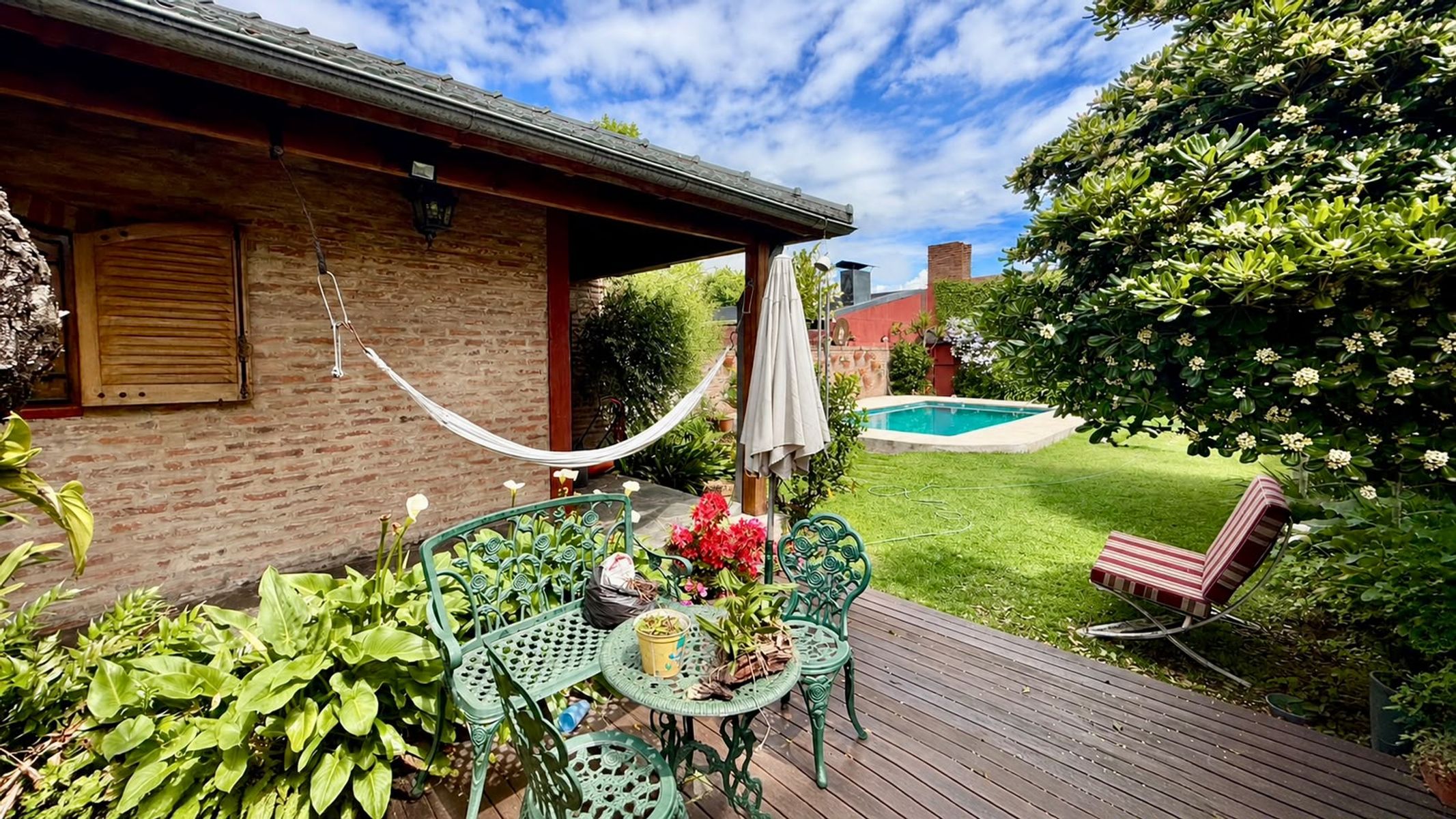 CHALET 4 AMBIENTES CON COCHERA, FONDO Y PILETA. LOTE 9,53x40 mts. - 46