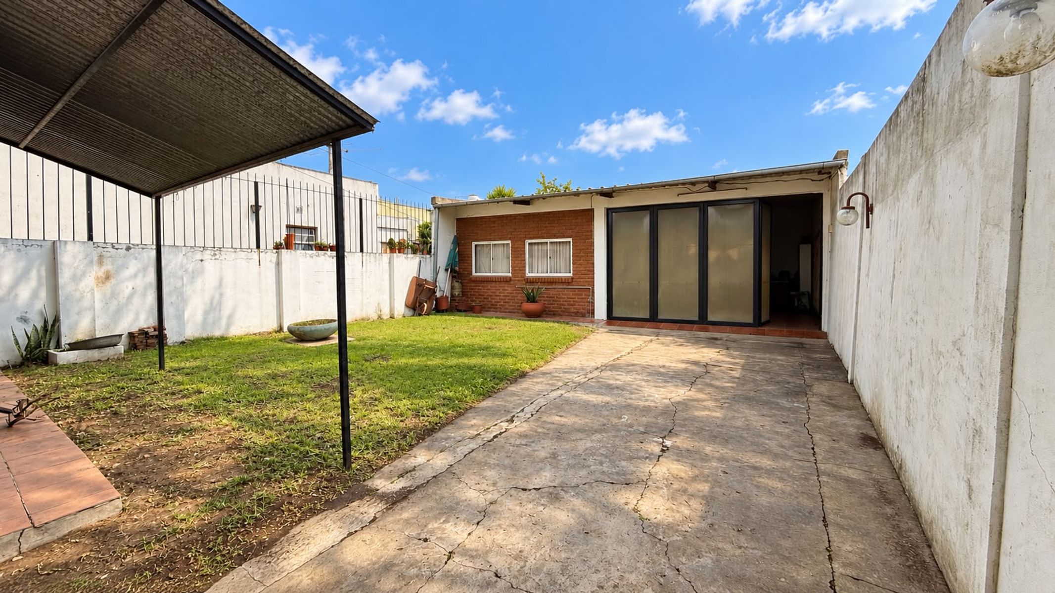 LOTE DE 8,66x18,43 CON SALON Y ENTRADA DE AUTO - 4