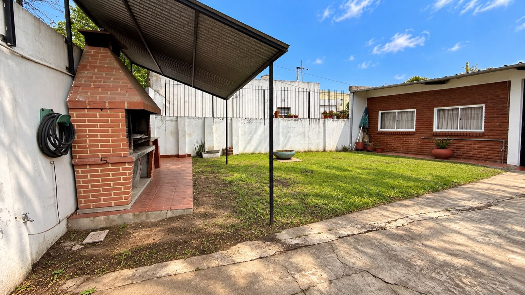 LOTE DE 8,66x18,43 CON SALON Y ENTRADA DE AUTO - 5