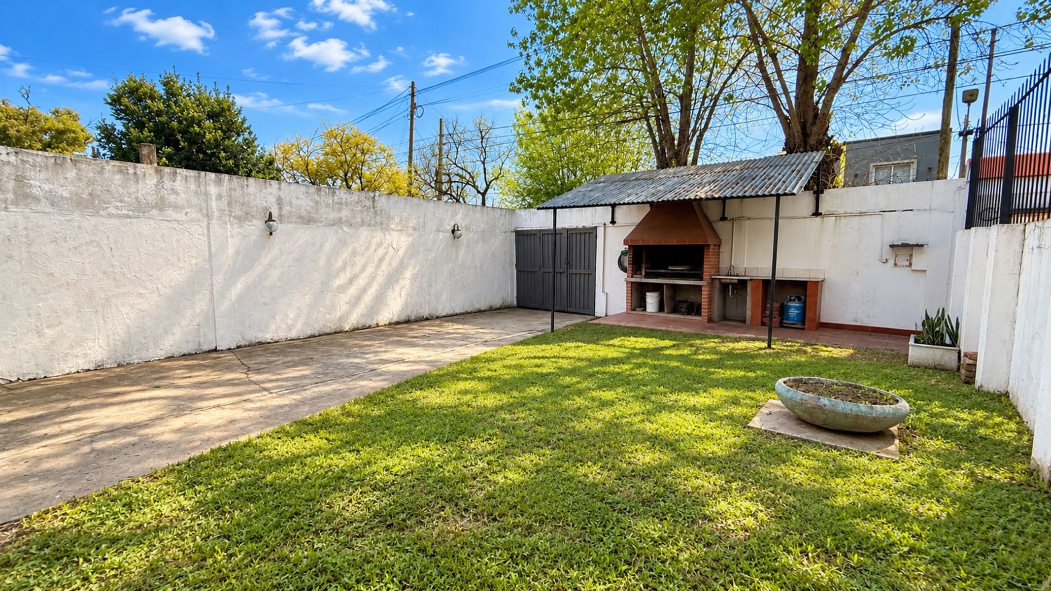 LOTE DE 8,66x18,43 CON SALON Y ENTRADA DE AUTO - 6