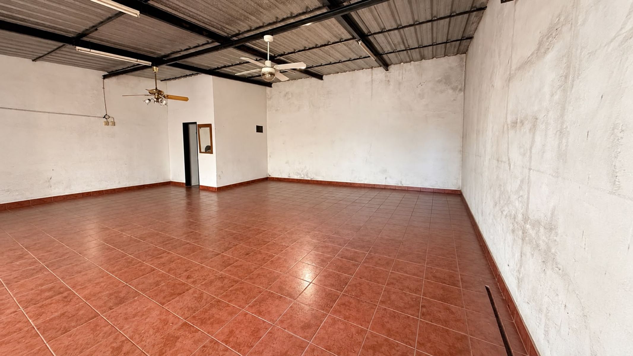 LOTE DE 8,66x18,43 CON SALON Y ENTRADA DE AUTO - 7