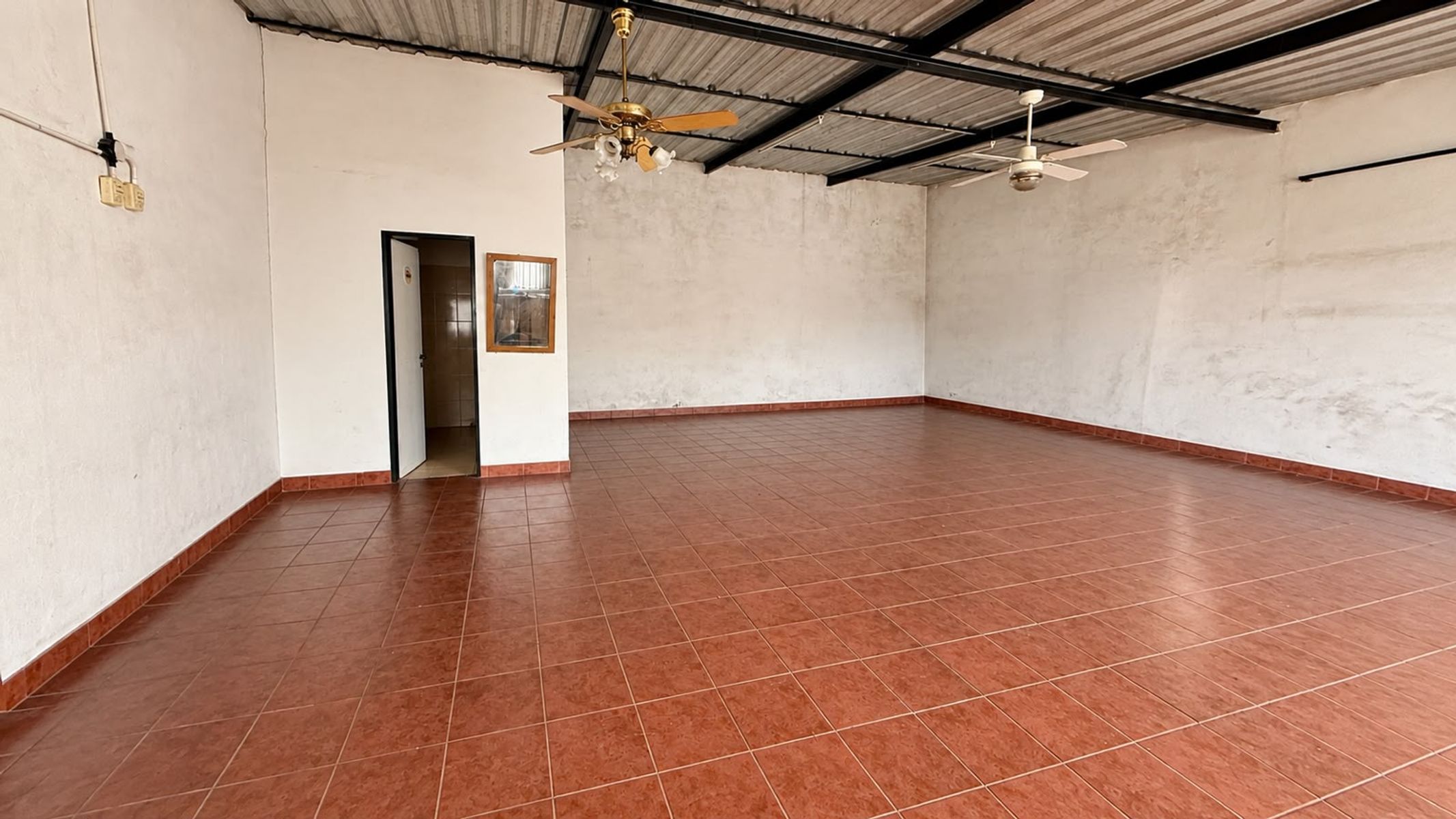 LOTE DE 8,66x18,43 CON SALON Y ENTRADA DE AUTO - 8