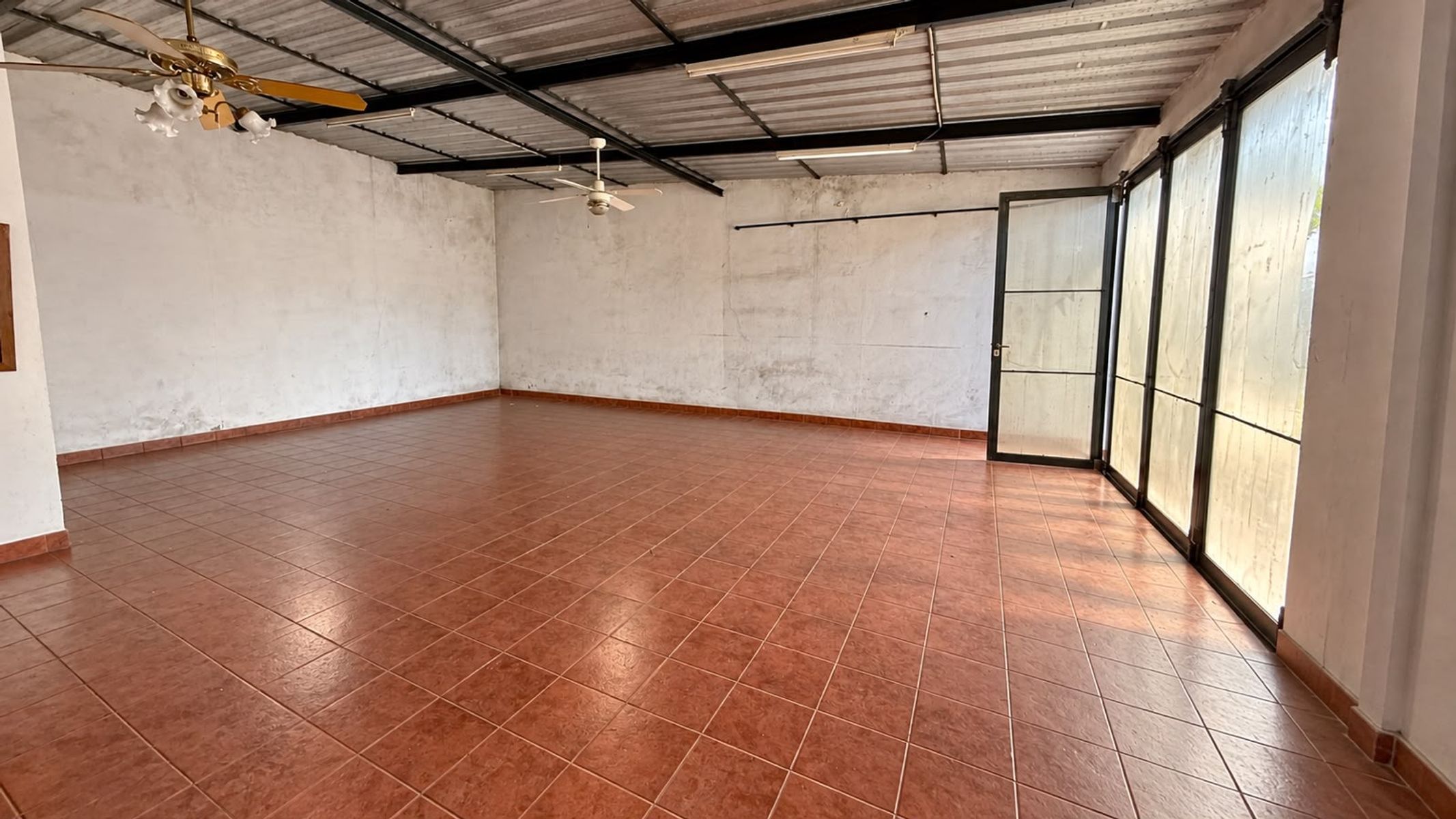 LOTE DE 8,66x18,43 CON SALON Y ENTRADA DE AUTO - 9