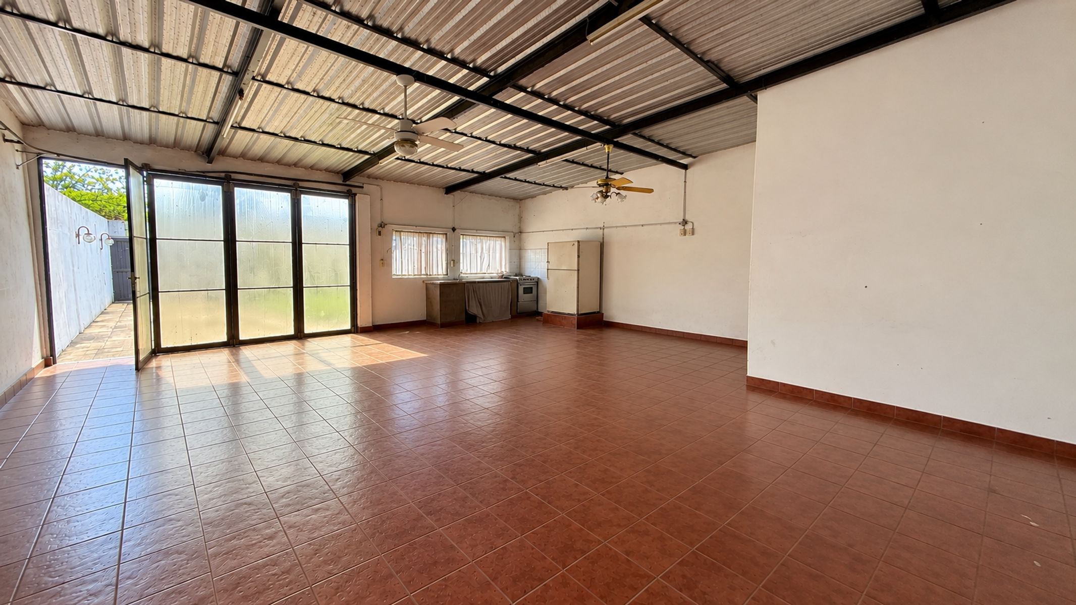 LOTE DE 8,66x18,43 CON SALON Y ENTRADA DE AUTO - 10