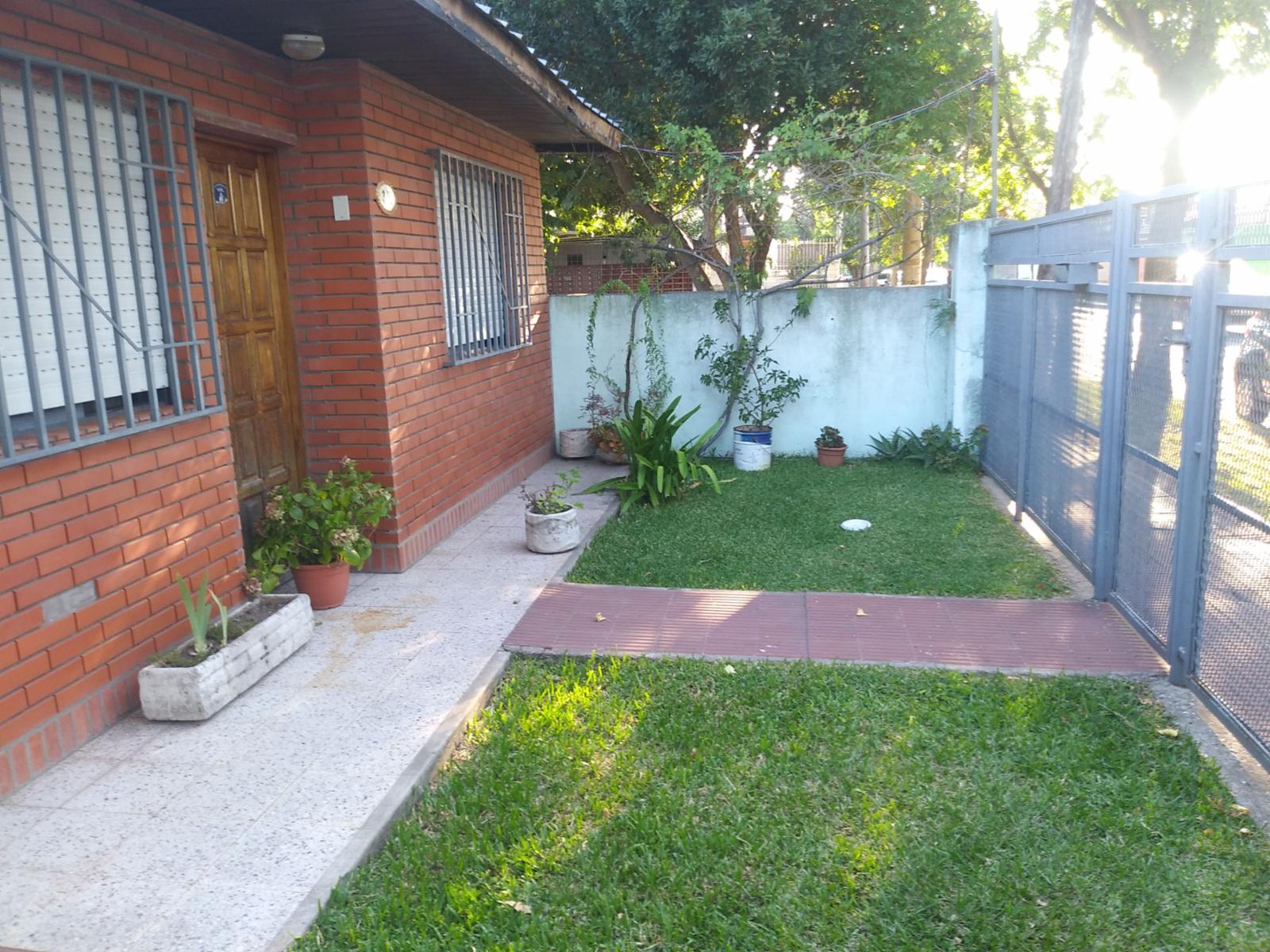 Rosario: Fontanarrosa 389 Casa de 2 dormitorios al frente en La Florida, Santa Fe, Argentina — foto 2