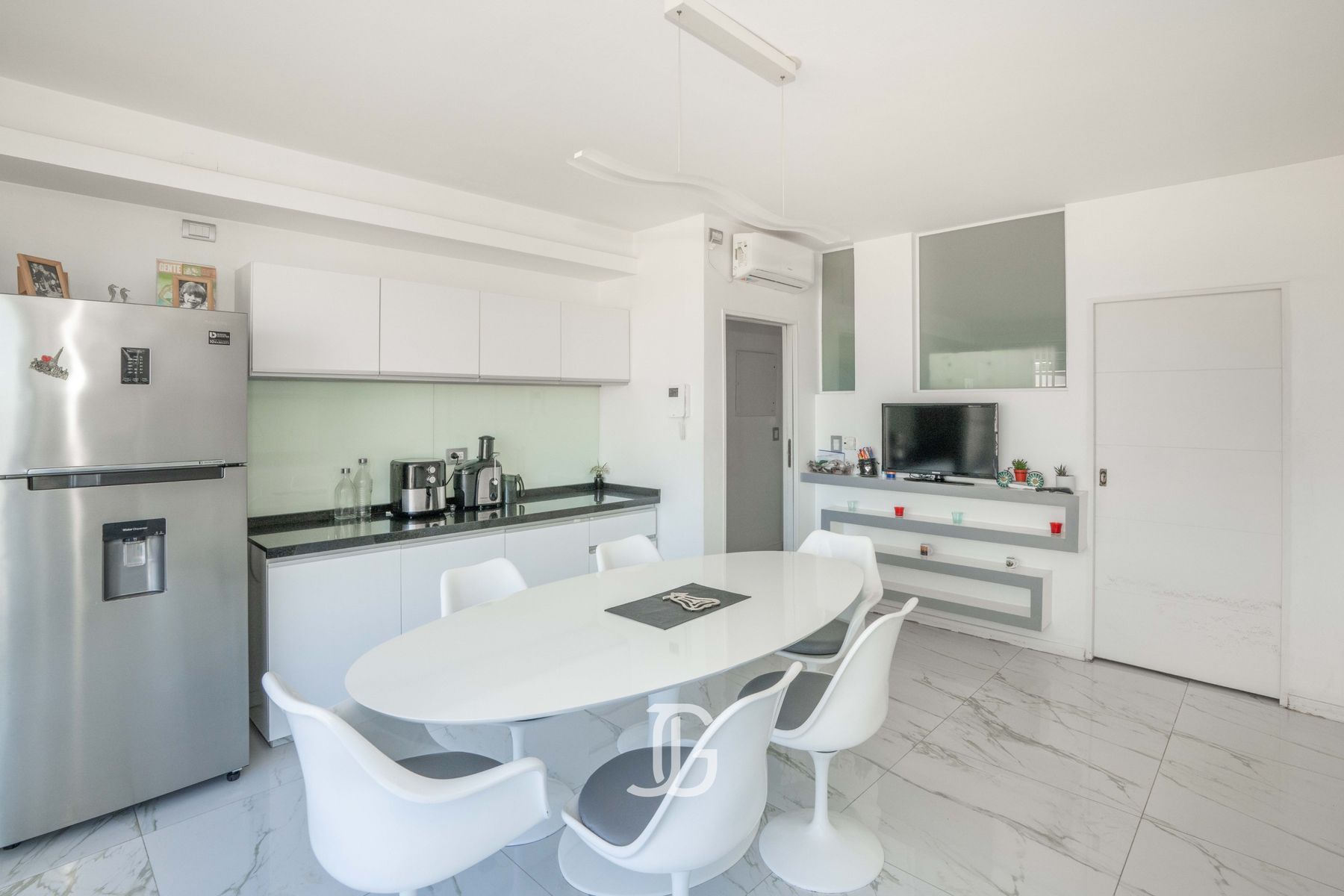 Hermoso Piso de 5 Amb. C/Dep. 170 m2. Con 2 Cocheras. Av. Boyaca 500 — foto 4