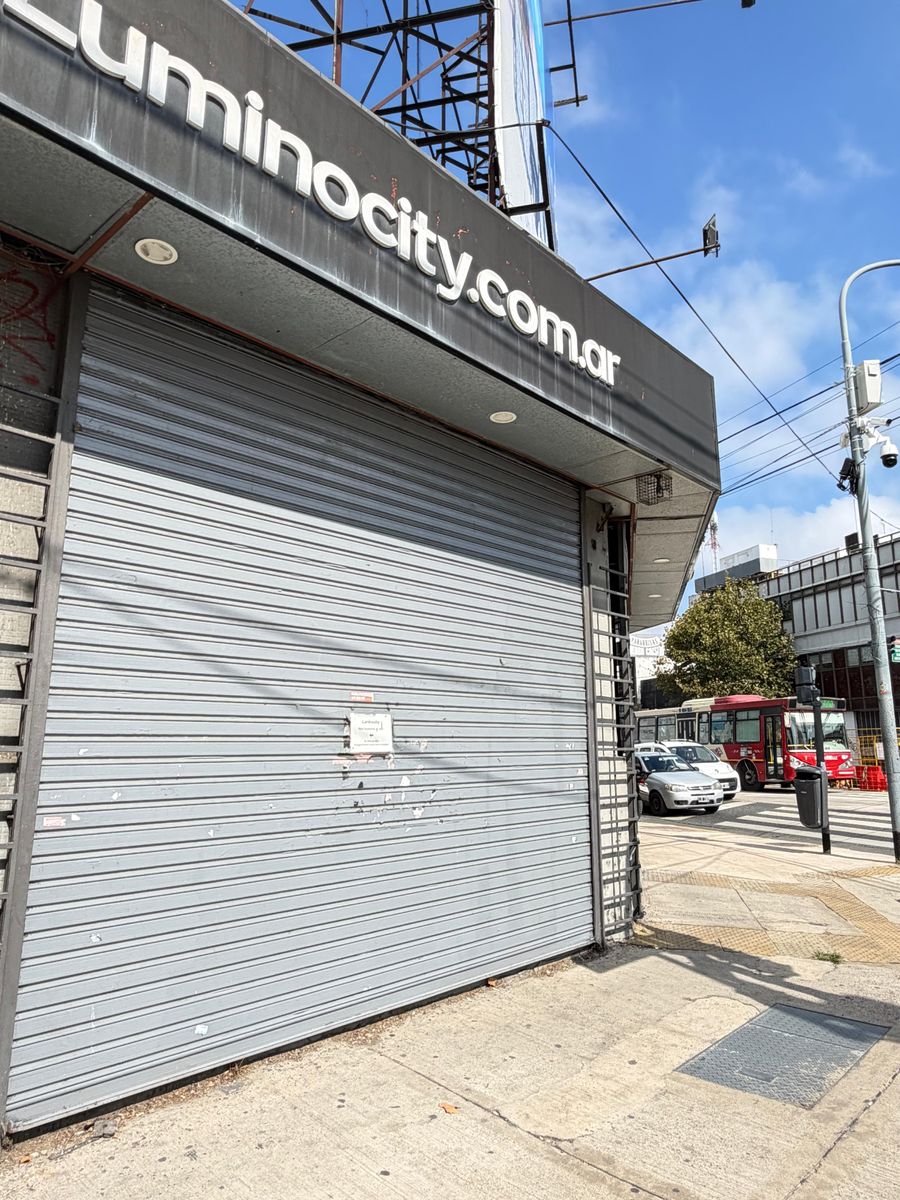 Excelente Loca en esquina Comercial AV. WARNES ESQ. JUAN B JUSTO - 1
