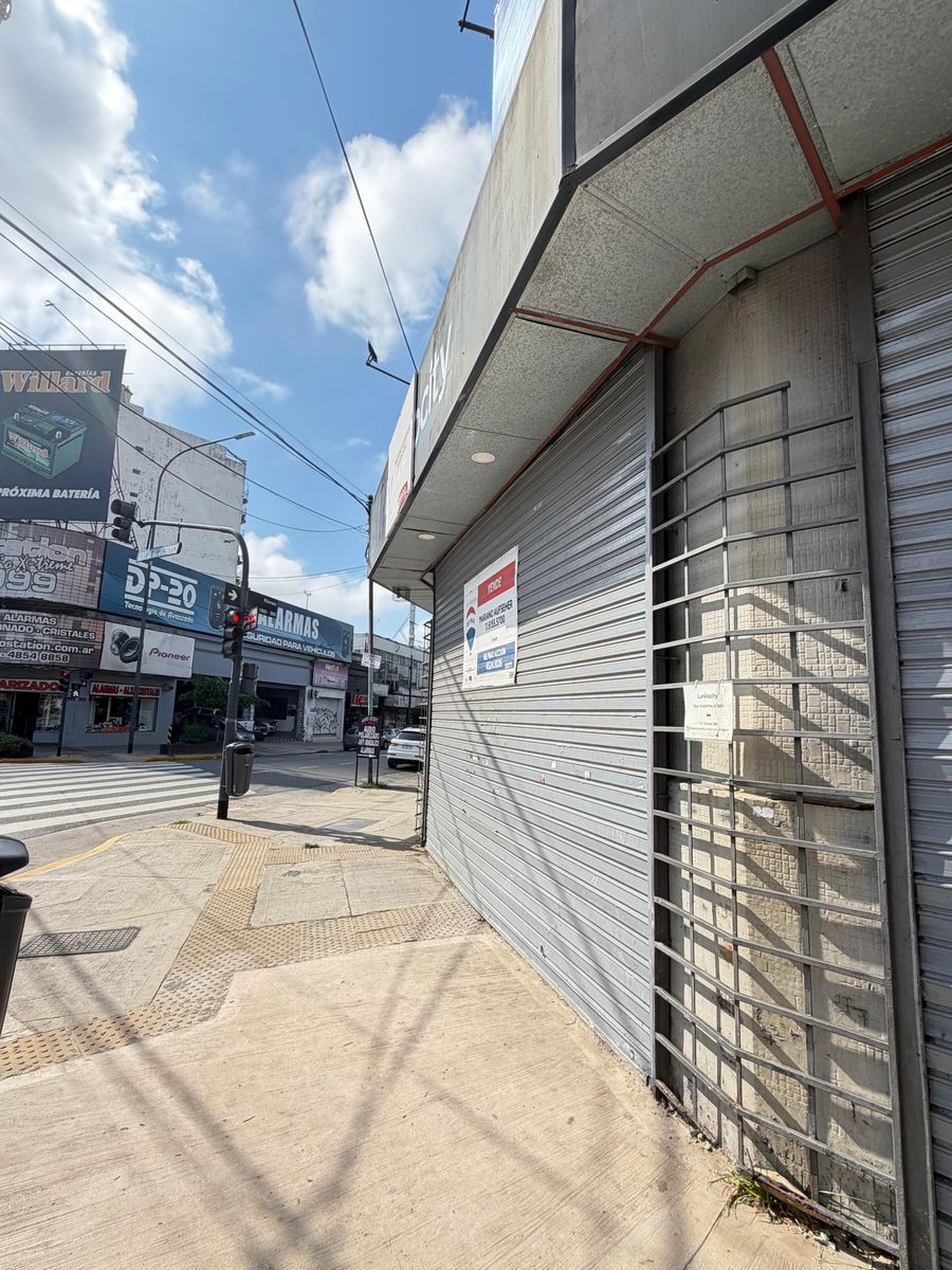 Excelente Loca en esquina Comercial AV. WARNES ESQ. JUAN B JUSTO - 2