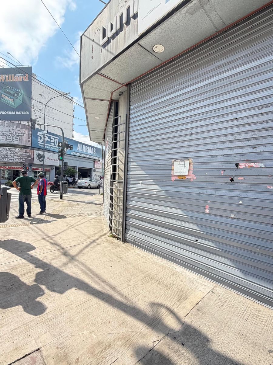 Excelente Loca en esquina Comercial AV. WARNES ESQ. JUAN B JUSTO - 3