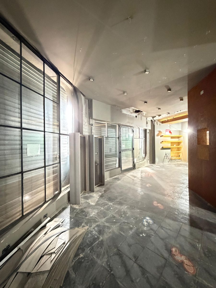 Excelente Loca en esquina Comercial AV. WARNES ESQ. JUAN B JUSTO - 5