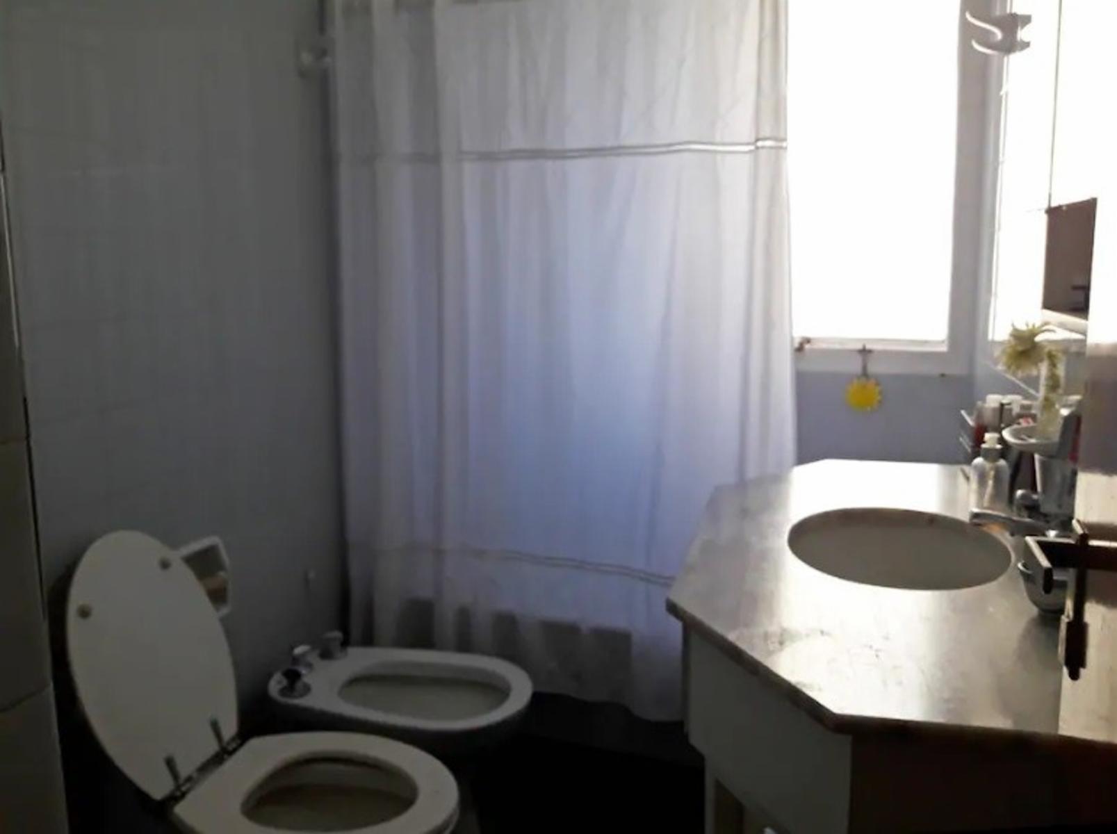 Excelente dpto 3 amb c/dependencia Baño Toilette Balcon — foto 10