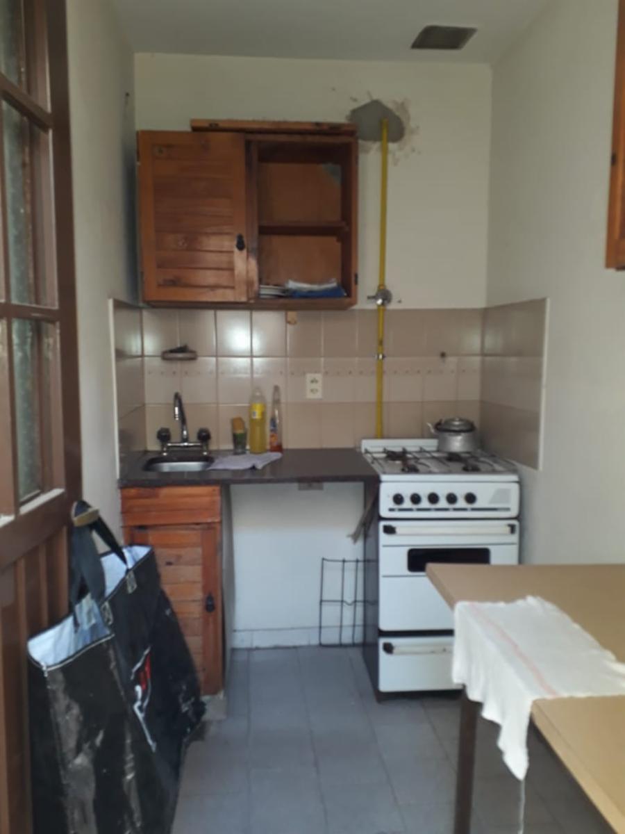 LOCAL EN VTA 60 M2 CON DIVISORES TIPO CASA.- FRENTE.- CASEROS.- EXCELENTE UBICACIÓN. — foto 3