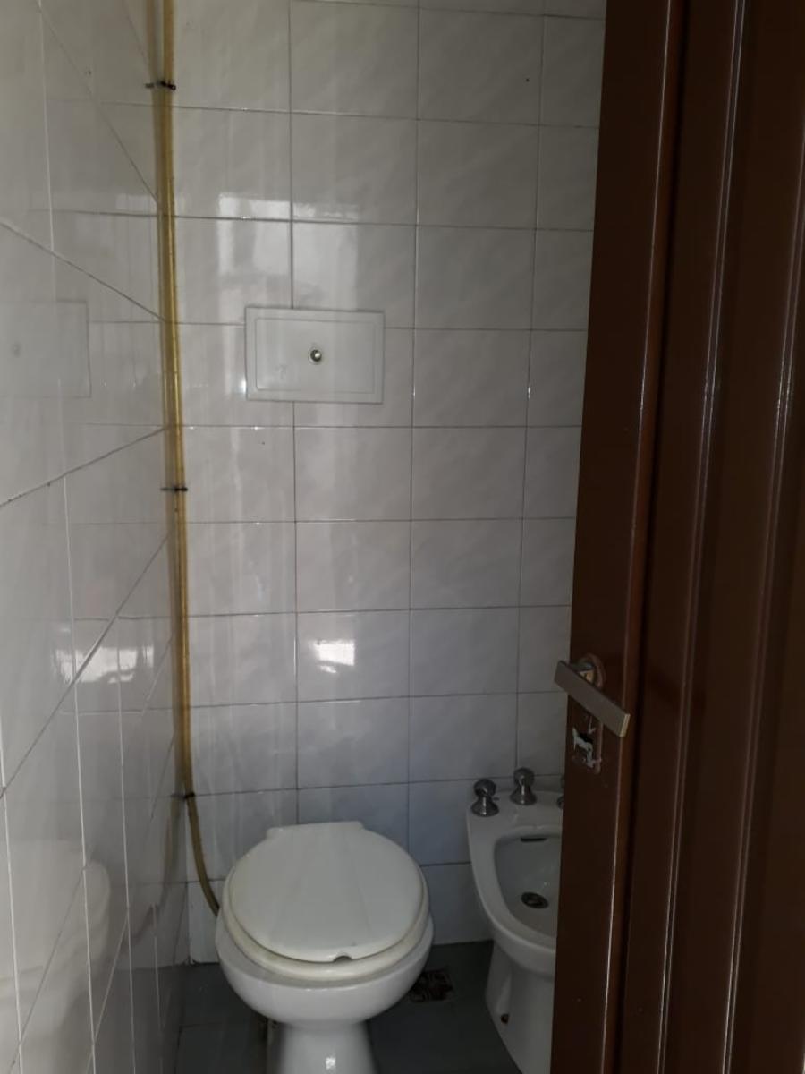 LOCAL EN VTA 60 M2 CON DIVISORES TIPO CASA.- FRENTE.- CASEROS.- EXCELENTE UBICACIÓN. — foto 5
