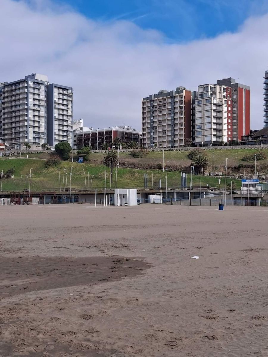 UNICO - MONOAMBIENTE RECICLADO A NUEVO FRENTE A PLAYA VARESE. -Soy Titular -sin-honorarios PARA EL COMPRADOR- A 30 MTS DEL MAR.