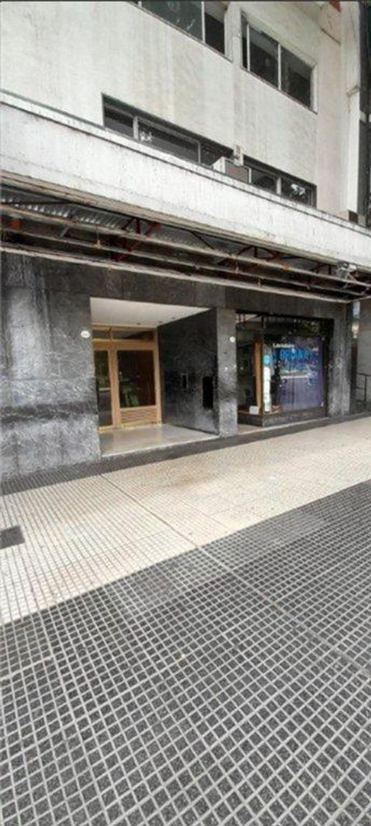 OFICINA HIPOLITO YRIGOYEN 1500 PISO 1- GRAN OPORTUNIDAD — foto 2