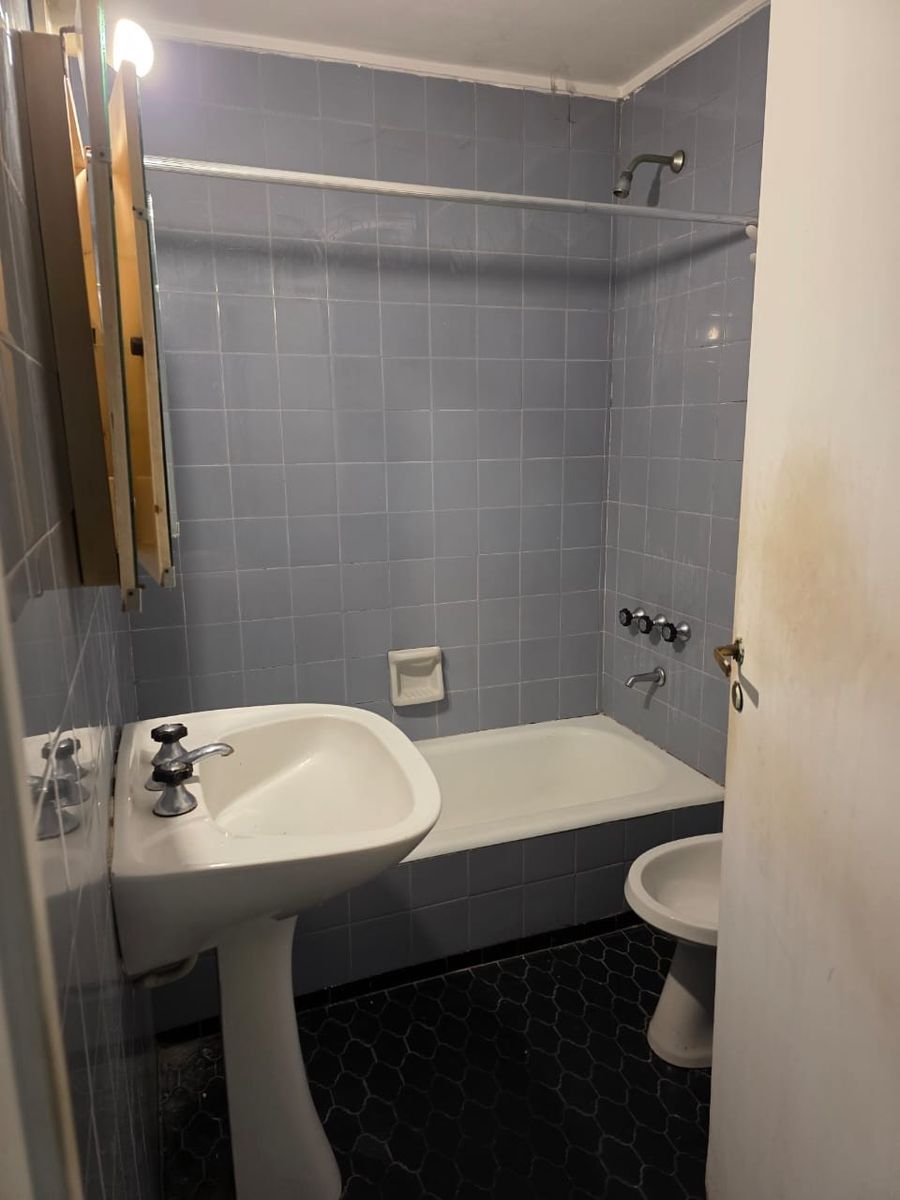 Departamento de 2 amb a refaccionar, con 2 patios/Apto credito - 8