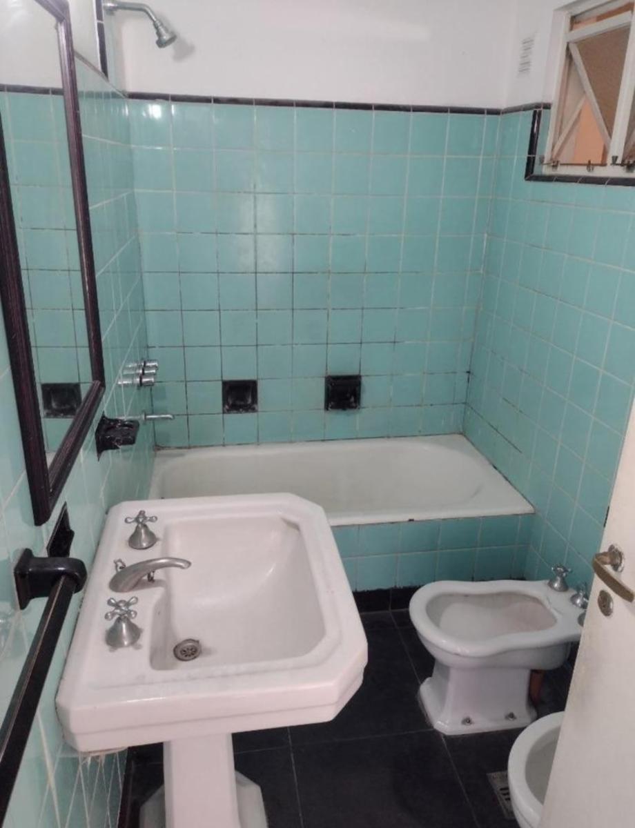 VENTA DE DEPARTAMENTO A RECICLAR. AL FRENTE. UBICACION ESTRATEGICA. — foto 3