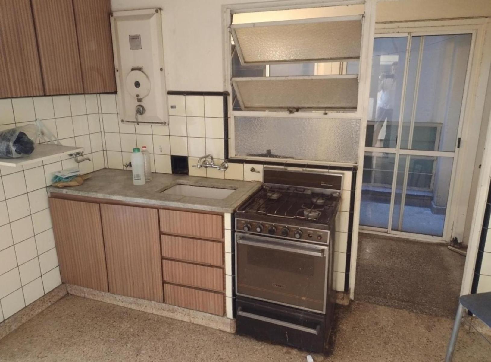 VENTA DE DEPARTAMENTO A RECICLAR. AL FRENTE. UBICACION ESTRATEGICA. — foto 4