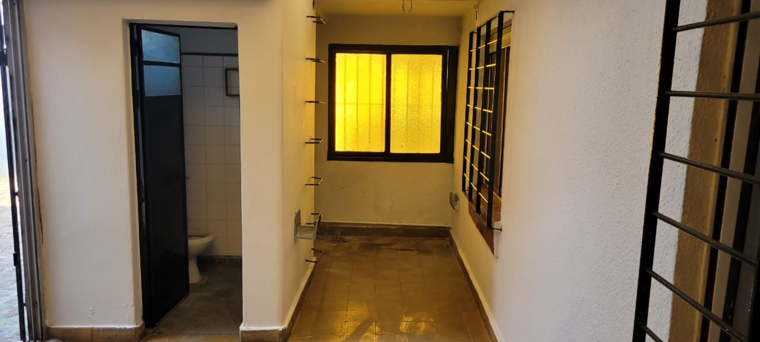 CASA CON PATIO FRENTE A PLAZA