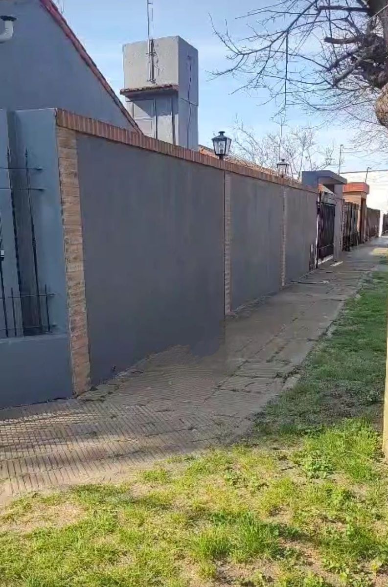 CASA CON PATIO FRENTE A PLAZA — foto 5
